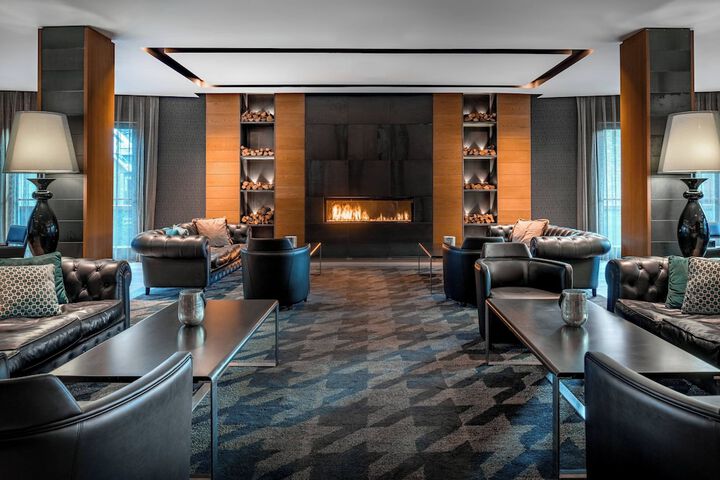 Lounge 105 of 120