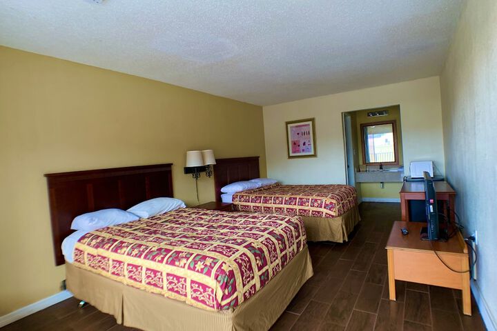 2 Queen Beds (9 of 13)