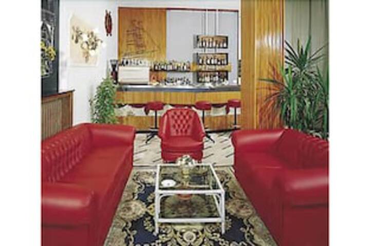 Lounge 31 of 40