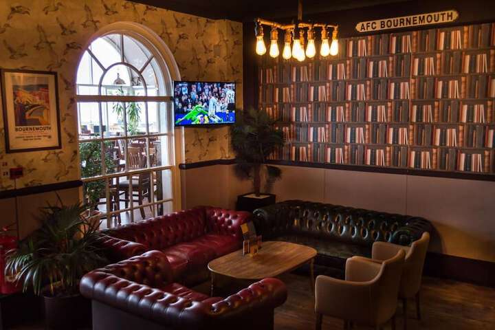 Lounge 106 of 118
