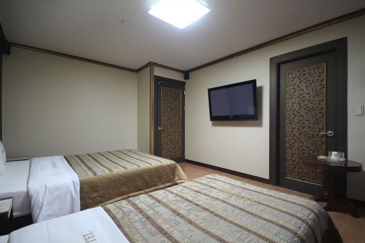 Room 4 of 19