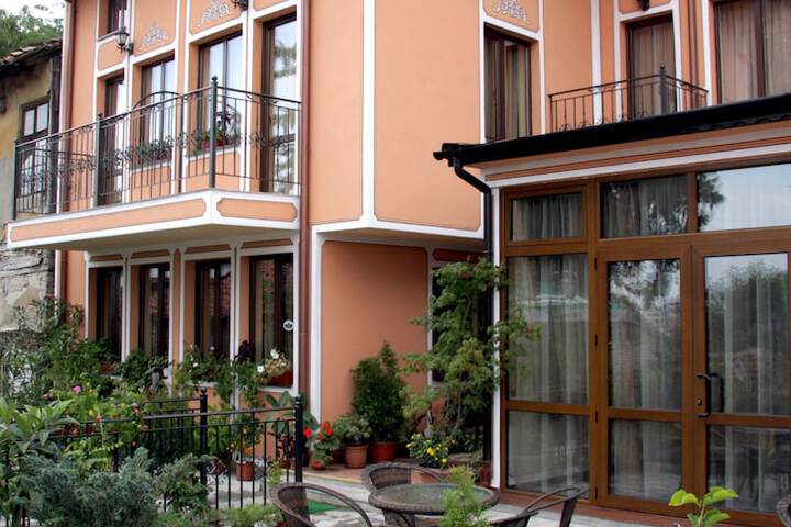 Alafrangite Hotel