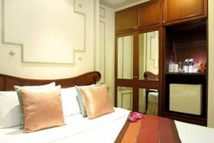 Room 10 of 28