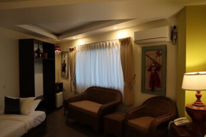 Room 9 of 32
