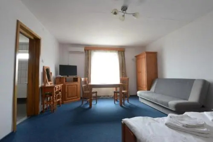 Room 7 of 19