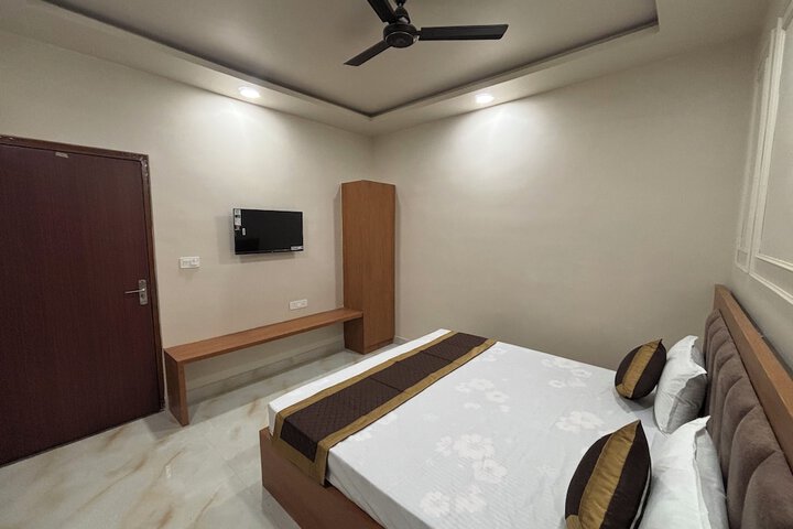 Room 6 of 18
