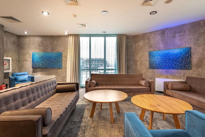 Lounge 20 of 27