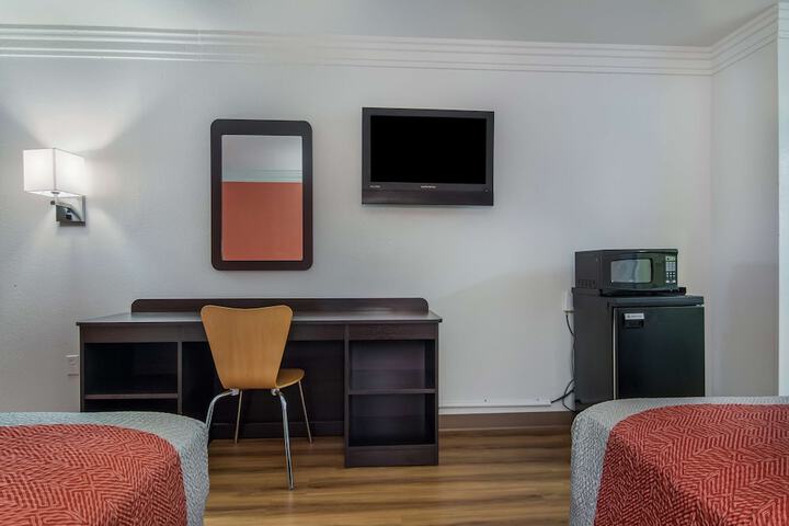 Double Deluxe King Bed (7 of 10)