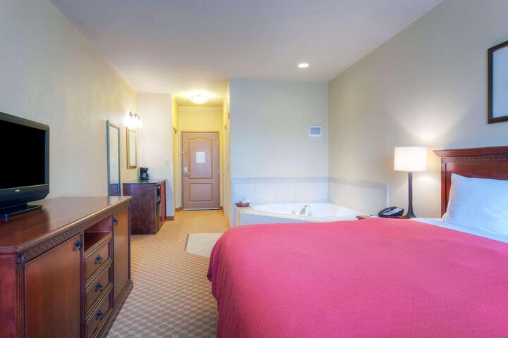 1 King Bed (4 of 16)
