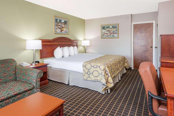 1 Queen Bed Accessible Room (1 of 5)