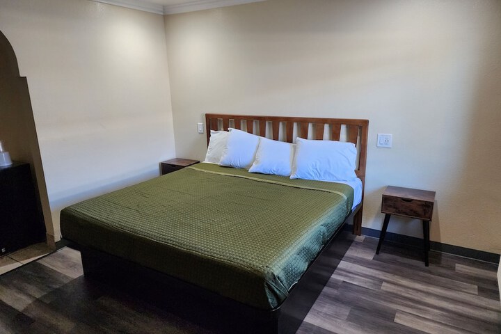 Room 9 of 15