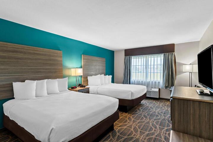 2 Queen Beds Microwave and Refrigerator 40 Inch Led Television High Speed Internet Accessible Full Breakfast (3 of 7)