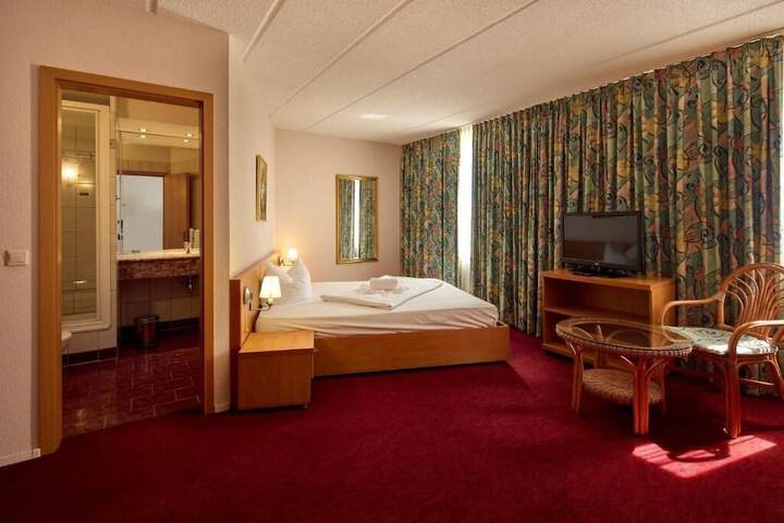Room 10 of 31