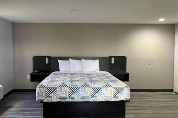 1 Queen Bed Kitchen (4 of 7)