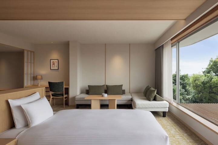 Room 33 of 86