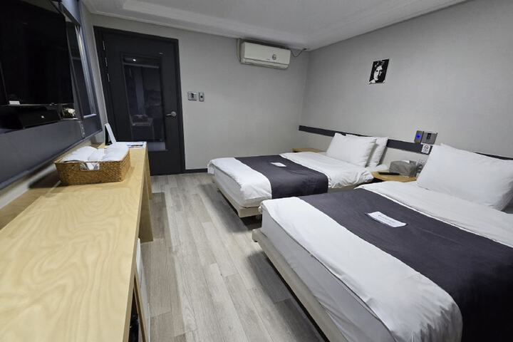 Room 102 of 184