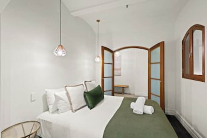 Room 4 of 318
