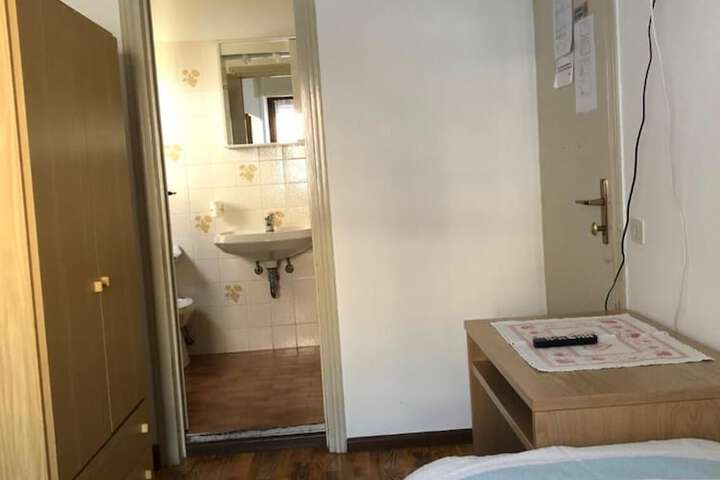 Room 32 of 69