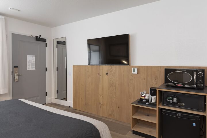 1 King Bed (1 of 24)