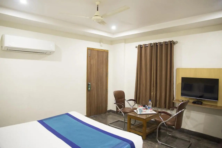 Room 5 of 9