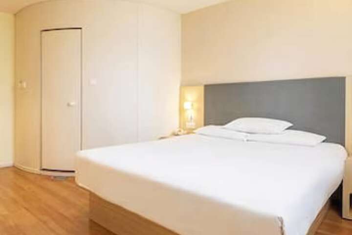 Room 7 of 8