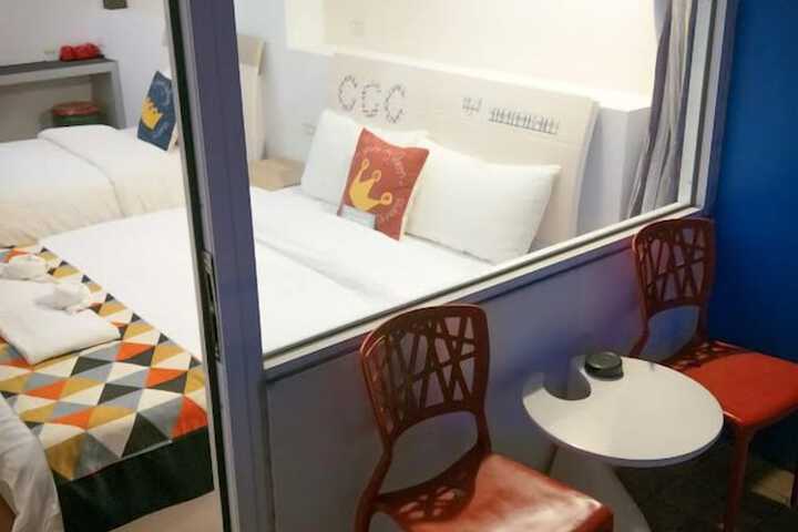Room 8 of 40