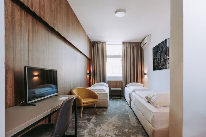Room 34 of 127