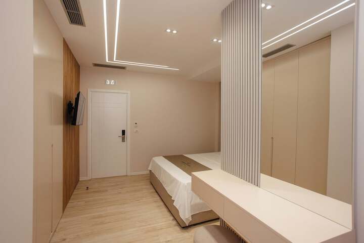 Room 4 of 16