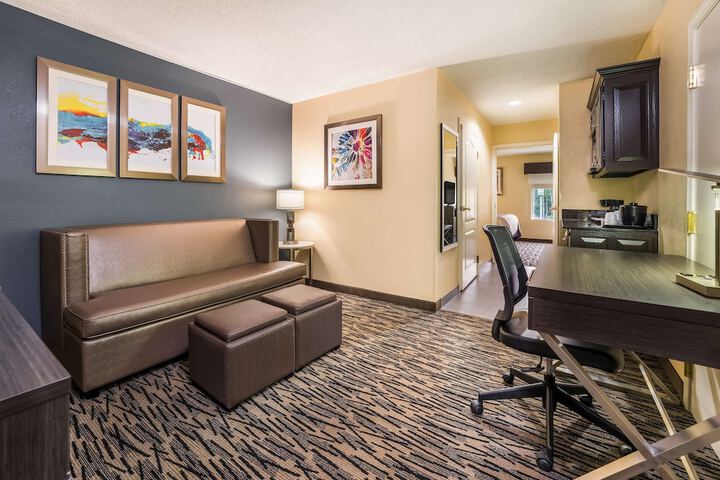 1 King Bed Fltscntv Reclnr Microwave, Refrigerator High Speed Coffee Maker Full Breakfast (7 of 18)