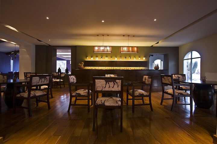 Lounge 36 of 44