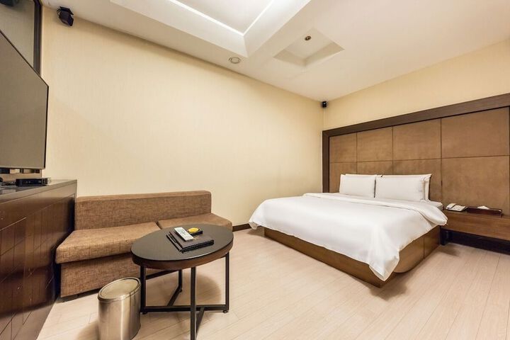 Room 2 of 11