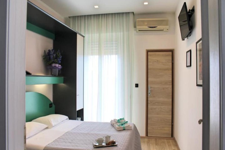 Room 4 of 37