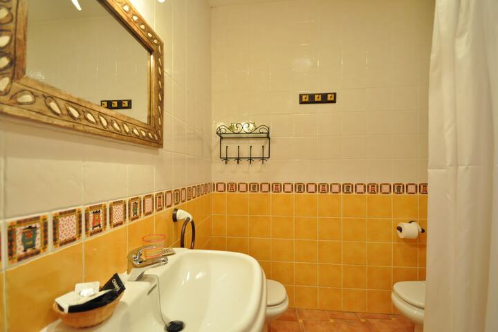 Room 13 of 36