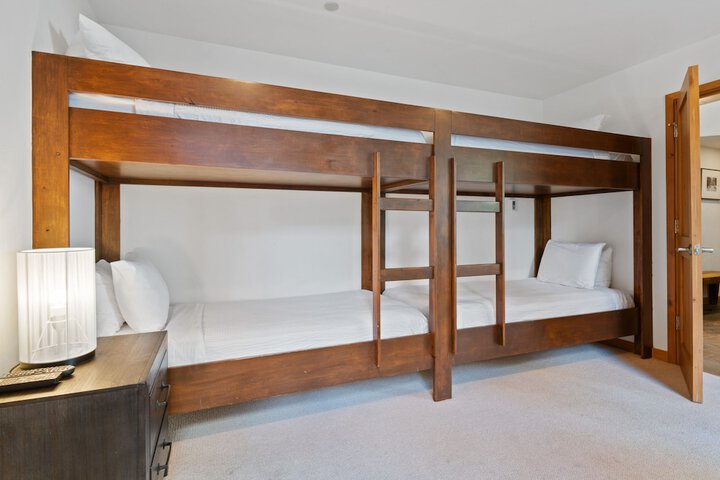 Room 19 of 215