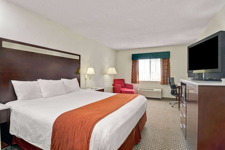 1 King Bed (2 of 7)