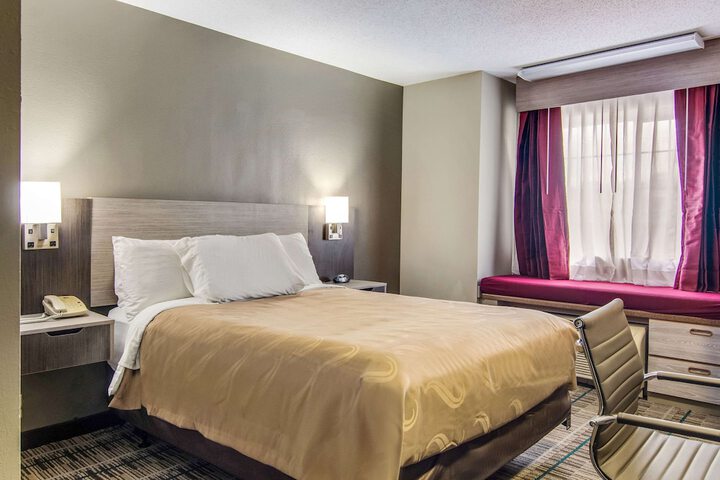 1 Queen Bed (15 of 21)