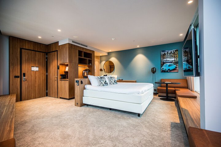 Room 30 of 77