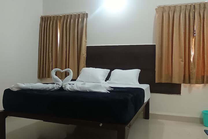 Room 4 of 16