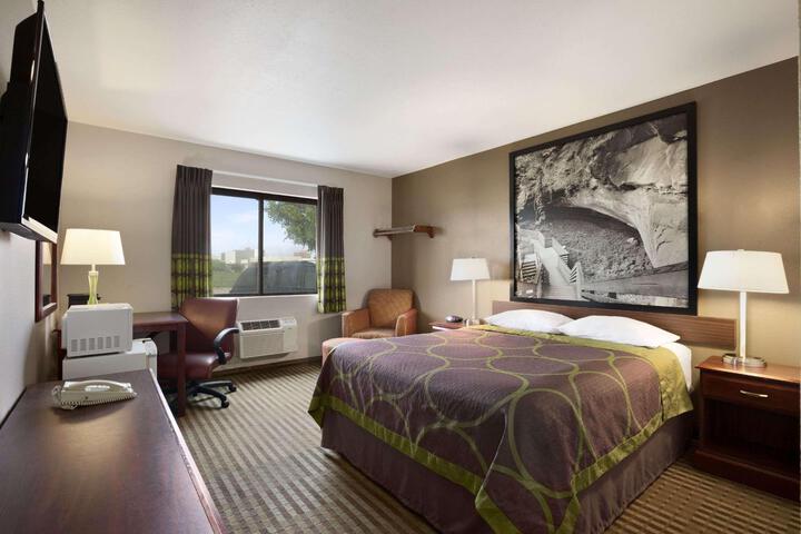 1 Queen Bed Deluxe Room (7 of 17)