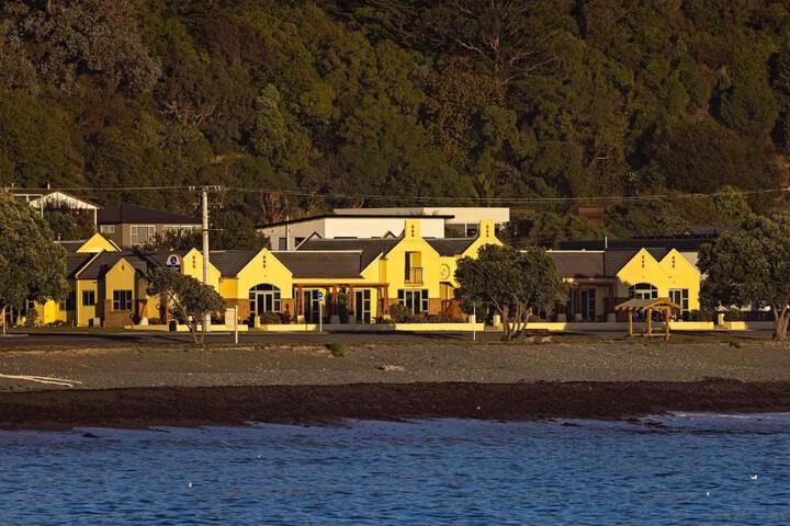 Exterior of The Anchor Inn Beachfront Motel
