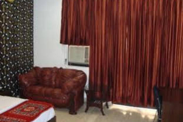 Room 4 of 10