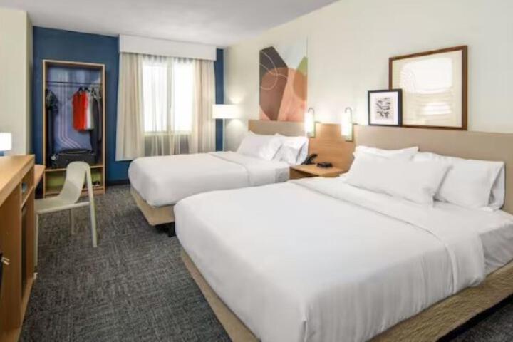 2 Queen Beds (7 of 11)