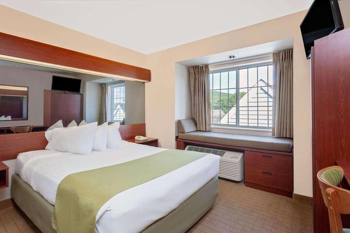 1 Queen Bed (9 of 14)