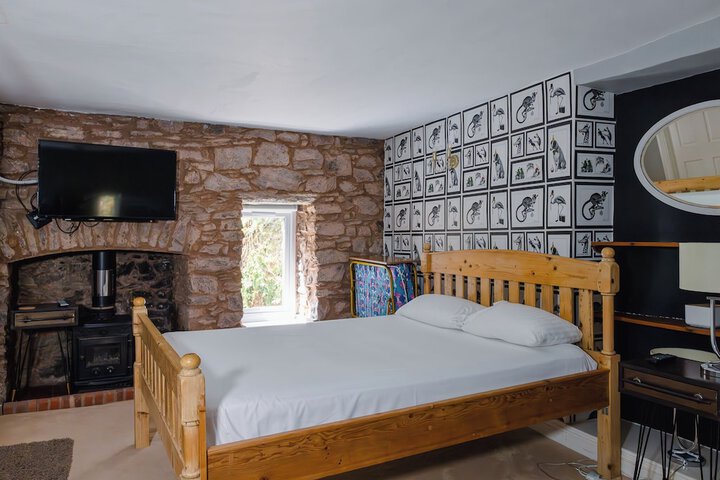 Room 5 of 11