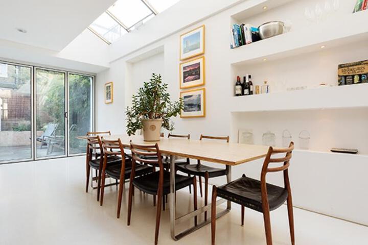 Veeve Sleek 5 Bed Home St. Maur Road Parsons Green