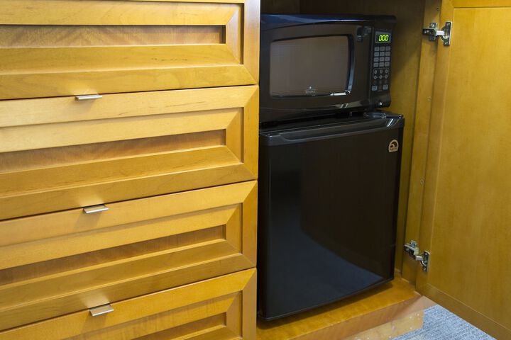 1 Double Bed Work Desk Work Space Refrigerator, Coffee and Tea Maker Full Breakfast (7 of 7)