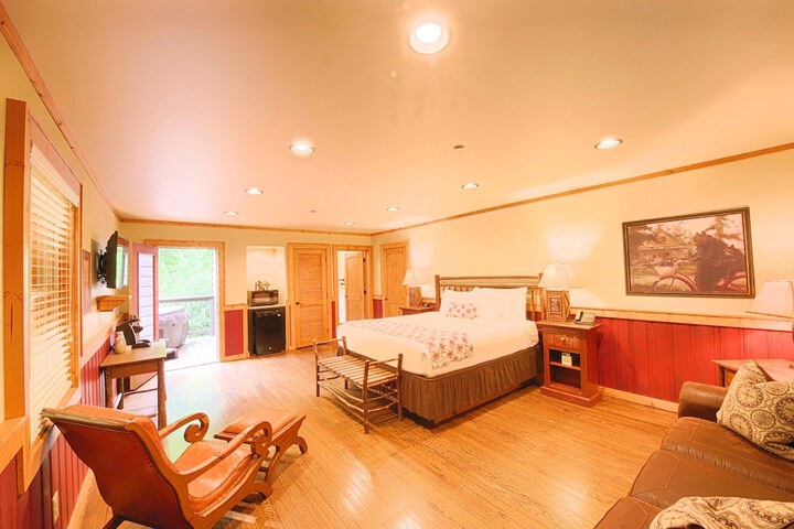 Room 80 of 243