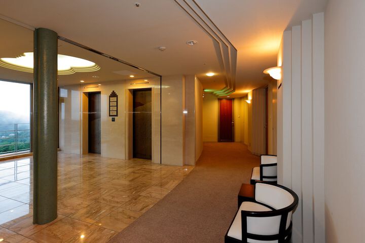 Ballroom/Hall 11 of 14