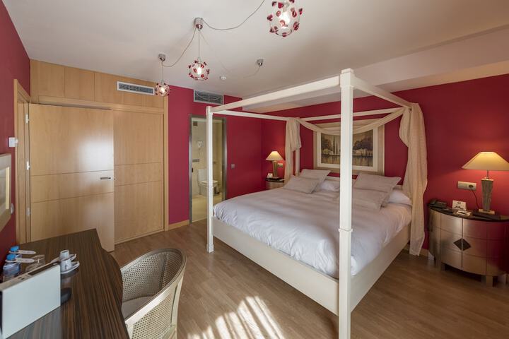 Room 8 of 90