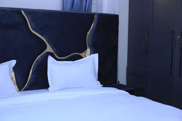 Room 5 of 11